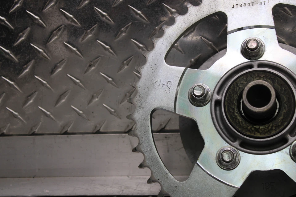 Piñón trasero Suzuki SV650S 2007 64611-19F00 47T Foto 3 de 4