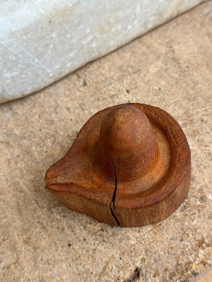Antigua escultura de madera hecha a mano del dios hindú Shiva Linga Foto 3 de 4
