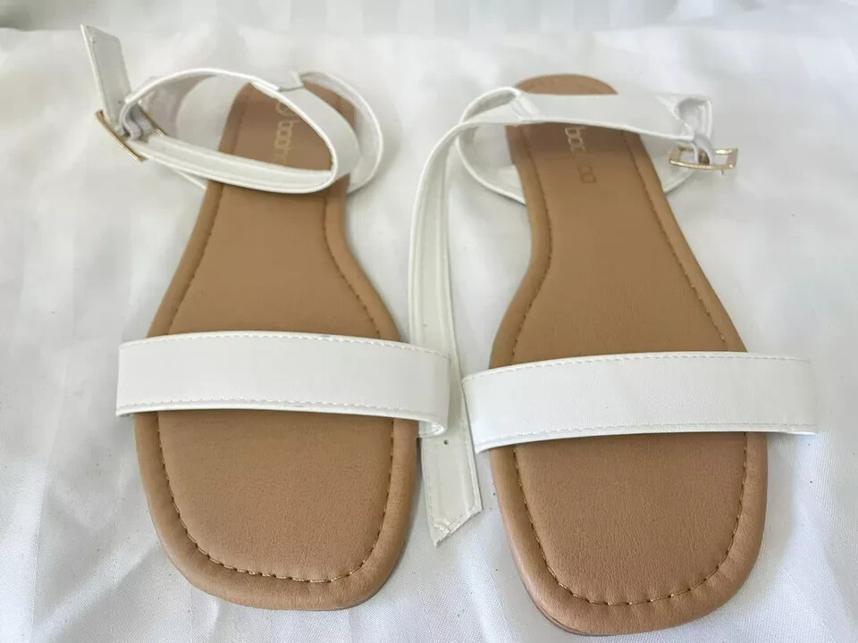 APL Sandali piatti nuovi senza scatola BOOHOO UK 7 bianchi ecopelle punta aperta cinturino alla caviglia