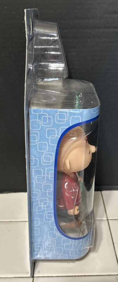 Gorra de Navidad Memory Lane A Charlie Brown árbol patético y revivido base de paisaje de nieve Foto 4 de 4