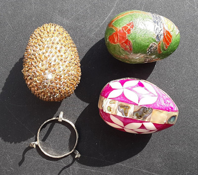 3 DECORATIVE EGGS