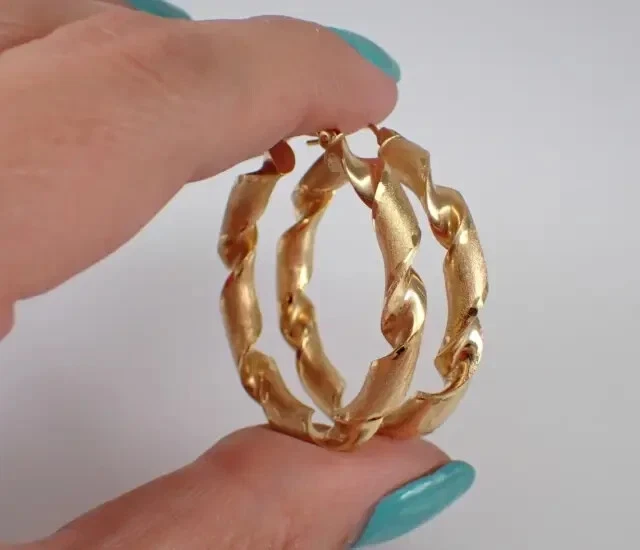 Brincos de argola vintage genuínos exclusivos redemoinho torcido folheados a ouro amarelo 14K - Imagem 2 de 4
