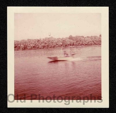 BLURRY SPEED BOAT RACING BY OUTBOARD MOTOR OLD/VINTAGE PHOTO- AA226