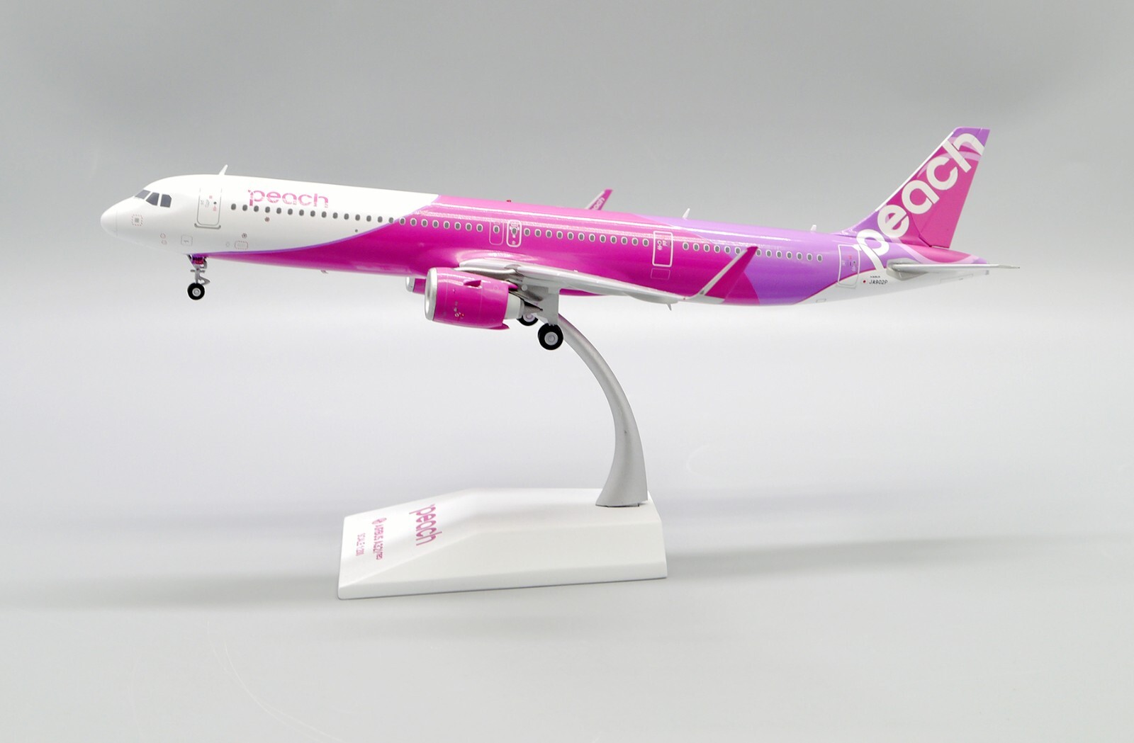 Peach A321neo Reg: JA902P Scale 1:200 Diecast model EW Wings