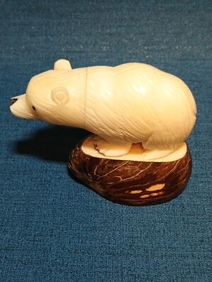 Bär in Tagua Nuss geschnitzt