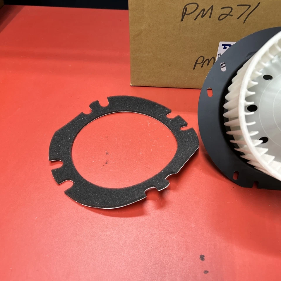 Motor soplador HVAC TYC 700019 se adapta a Explorer Mountaineer Foto 2 de 4