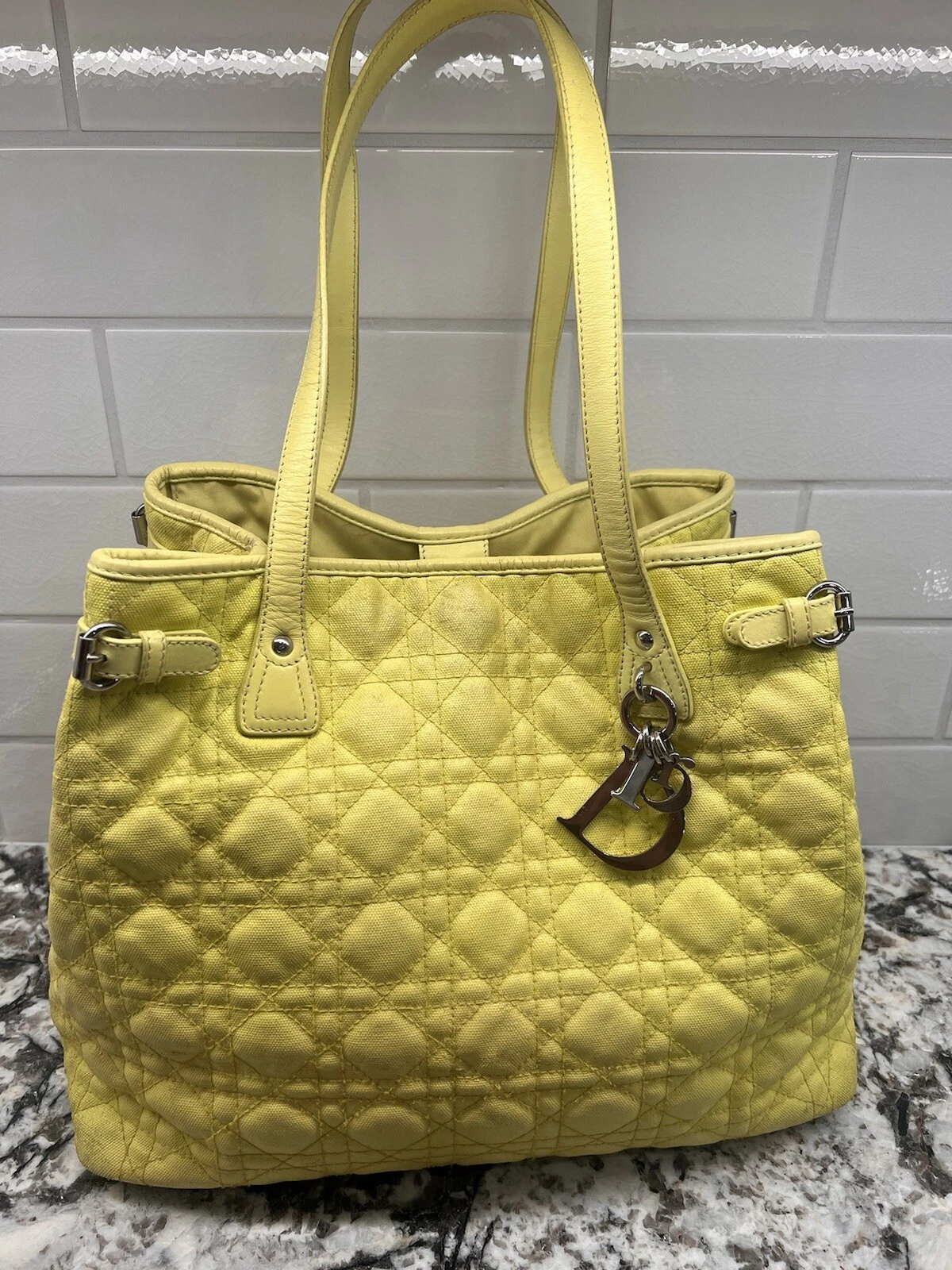 Sac fourre tout cannage en cuir Christian Dior avec certificat d'authenticité.