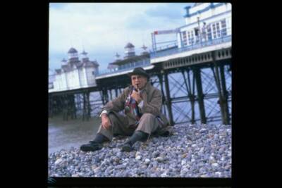 Warren Mitchell posed by Eastbourne pier as his character Alf Garn - TV Photo 2