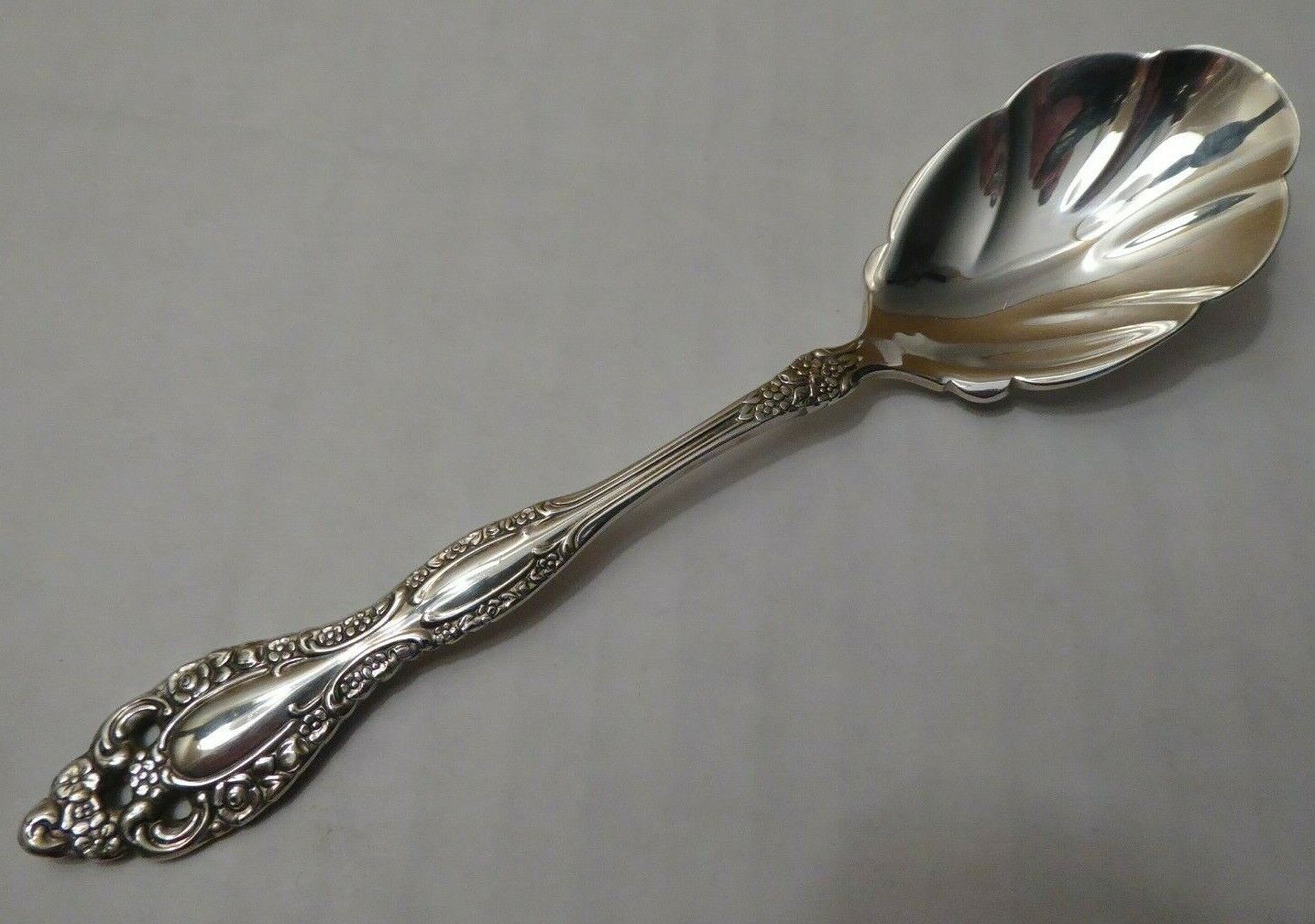 1881 Rogers Oneida Ltd Victorian Classic Sugar Shell Spoon 6 inch Vintage
