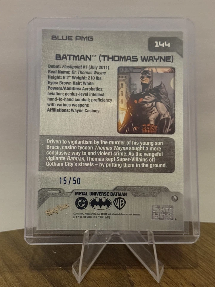 2025 Skybox Metal Universe The Batman Villains Metalli Preziosi Blu/50 - Immagine 2 di 4