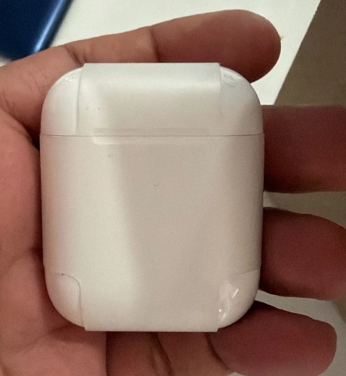 Apple AirPods Wireless Bluetooth Earbuds White with Charging Case Built-in Mic