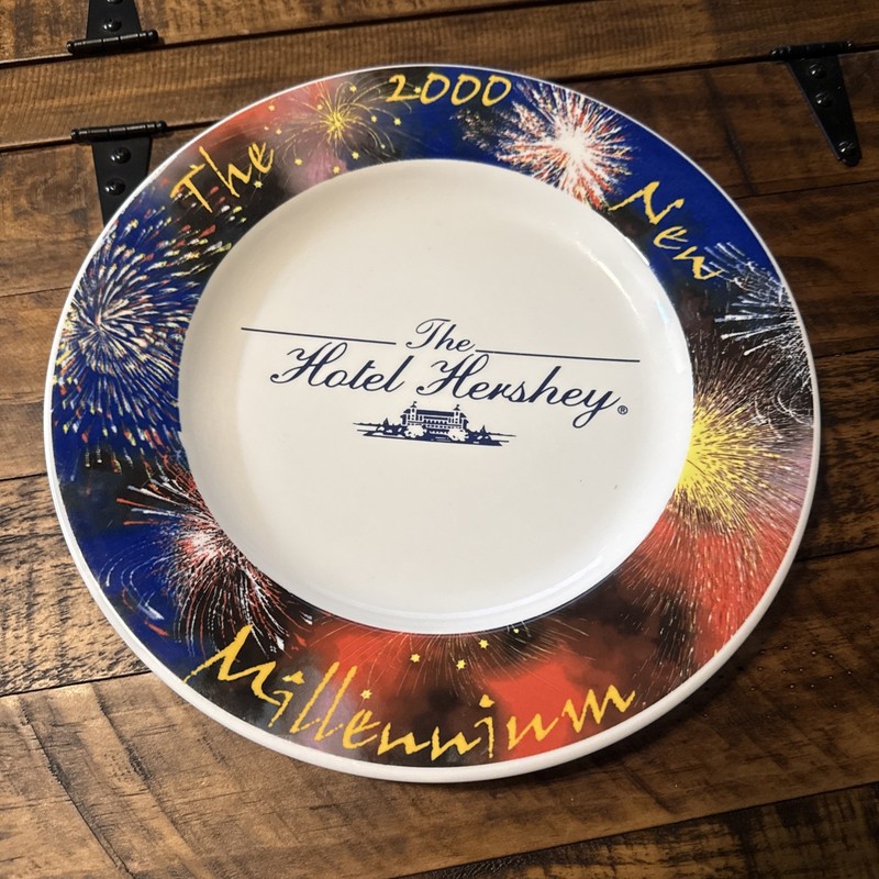 Y2K HOTEL HERSHEY 12" Millennium NEW YEAR Syracuse Plate  Pristine. Entertain