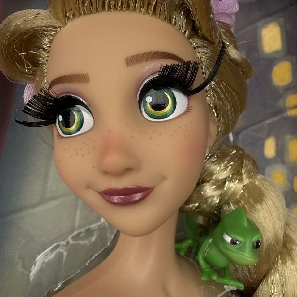 "Muñeca Rapunzel 2025 Disney Tangled 15 aniversario edición limitada 17"" en mano" Foto 3 de 4