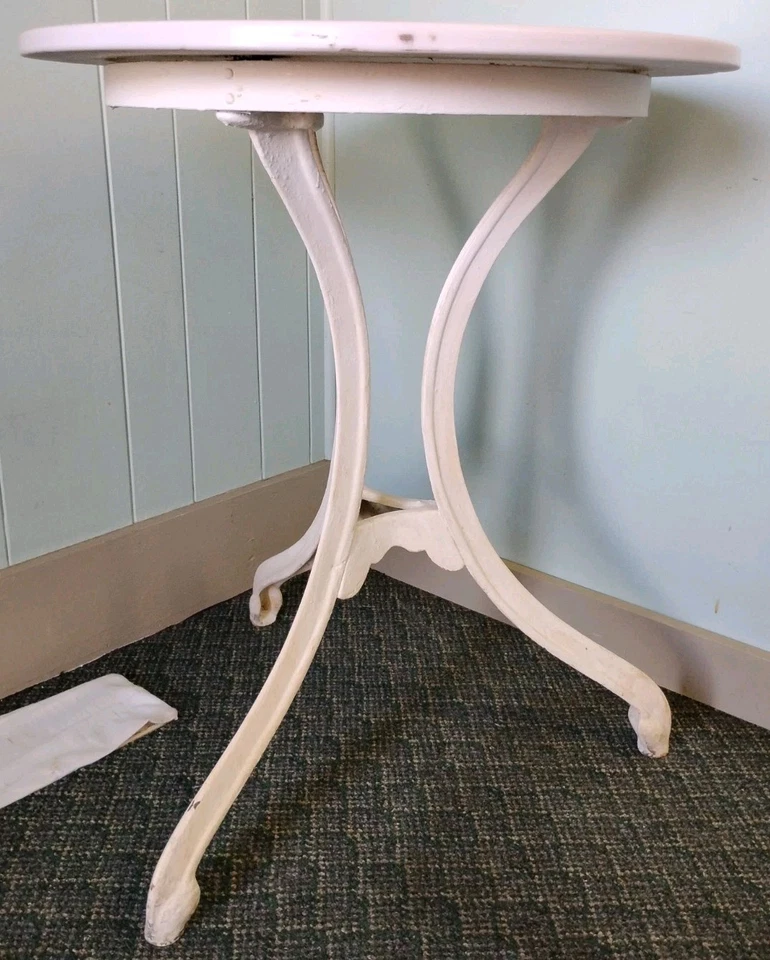 Mesa de bistró redonda Vitrolite y hierro fundido de los años 30 29"T 24"D soda vieja blanca pesada Foto 2 de 4