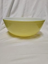 Vintage Pyrex 404  4 Quart Yellow Large Serving Mixing Bowl /Nesting  USA
