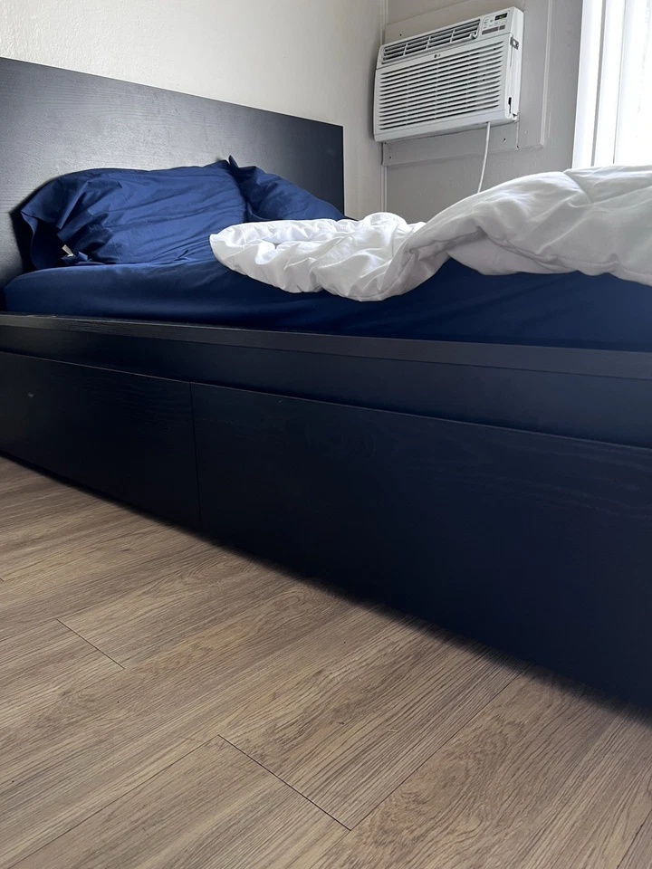 Marco de cama tamaño completo con cabecero + dos (2) cajones de almacenamiento de Ikea y más. Foto 2 de 4