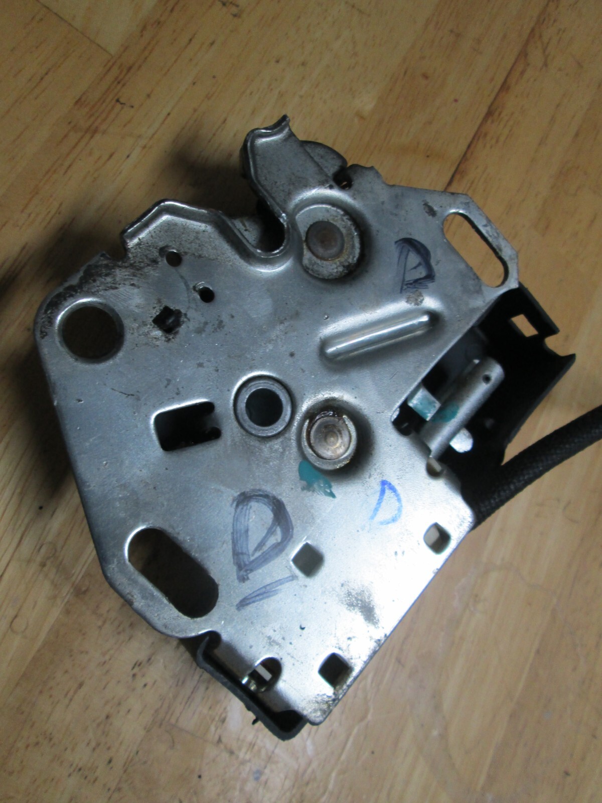 1989 CHRYSLER MASERATI TC DRIVER SIDE POWER TONNEAU LATCH