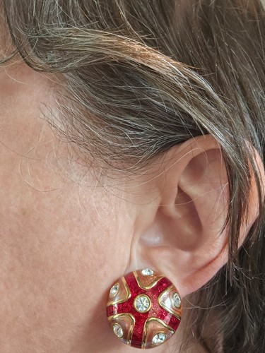 PENDIENTES CLIP VINTAGE JOAN RIVERS TONO DORADO METAL Y ROJO CON PEDRERÍA - Imagen 2 de 4