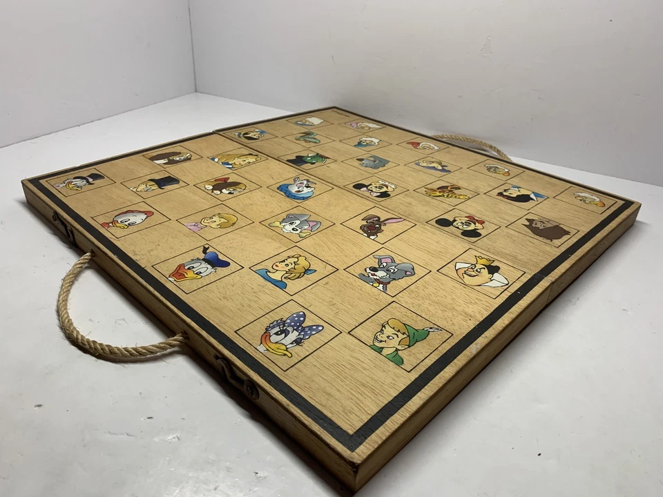 Tablero de ajedrez de viaje plegable de madera de Disney 13,5" x 13,5" raro Foto 4 de 4