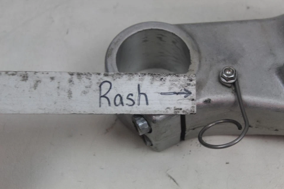 TRIUMPH DAYTONA 955i 2005 inferior triple árbol yugo abrazadera eje rodamientos erupción Foto 2 de 4