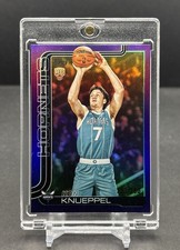 2025-26 Topps NBA #204 Kon Knueppel Hornets RC Holo Foil púrpura/250 buque insignia