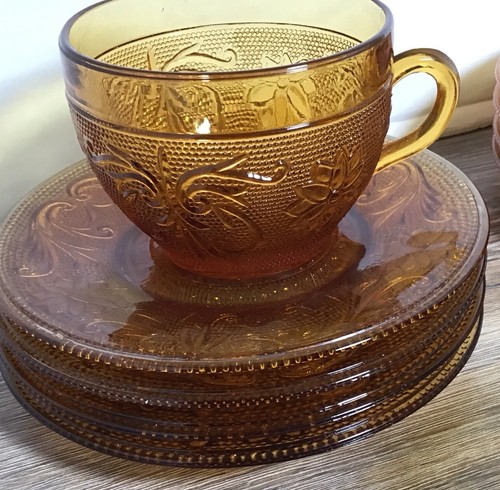 Vintage 1960s Amber Indiana Tiara 4 Coffee Cups/Saucers & 4 Dessert Cup Plates - Picture 4 of 8