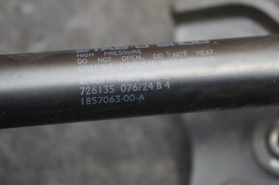 Amortiguador de puntal puerta levadiza tapa maletero trasero izquierdo OEM 1857063-00-A Tesla Cybertruck 24 Foto 3 de 4