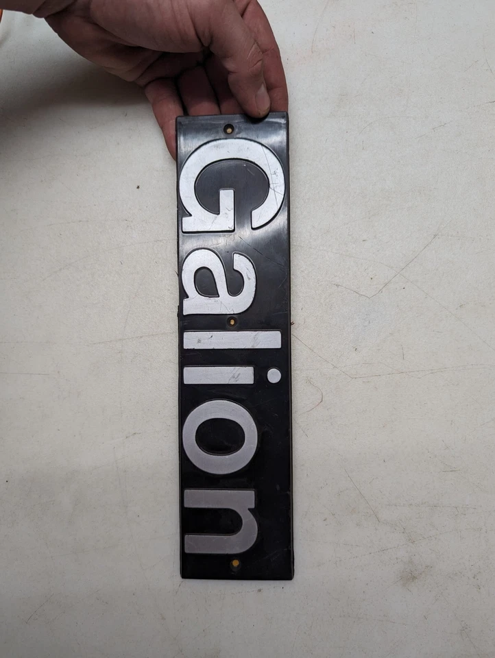 Placa de apellido "Galion" negra plateada vintage usada goma negra plástico calle Foto 3 de 4