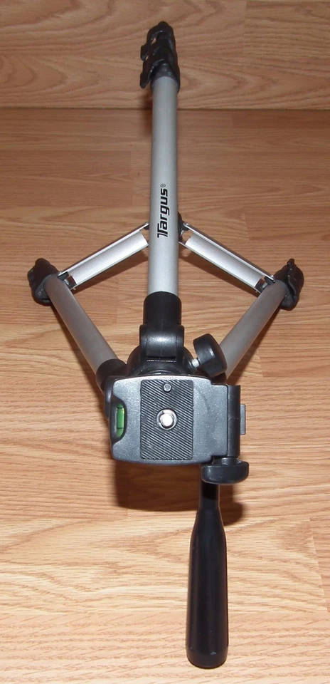 Trípode genuino Targus 32" 3 vías cabezal de cacerola fluida plateado/negro con nivel de burbuja  Foto 4 de 4