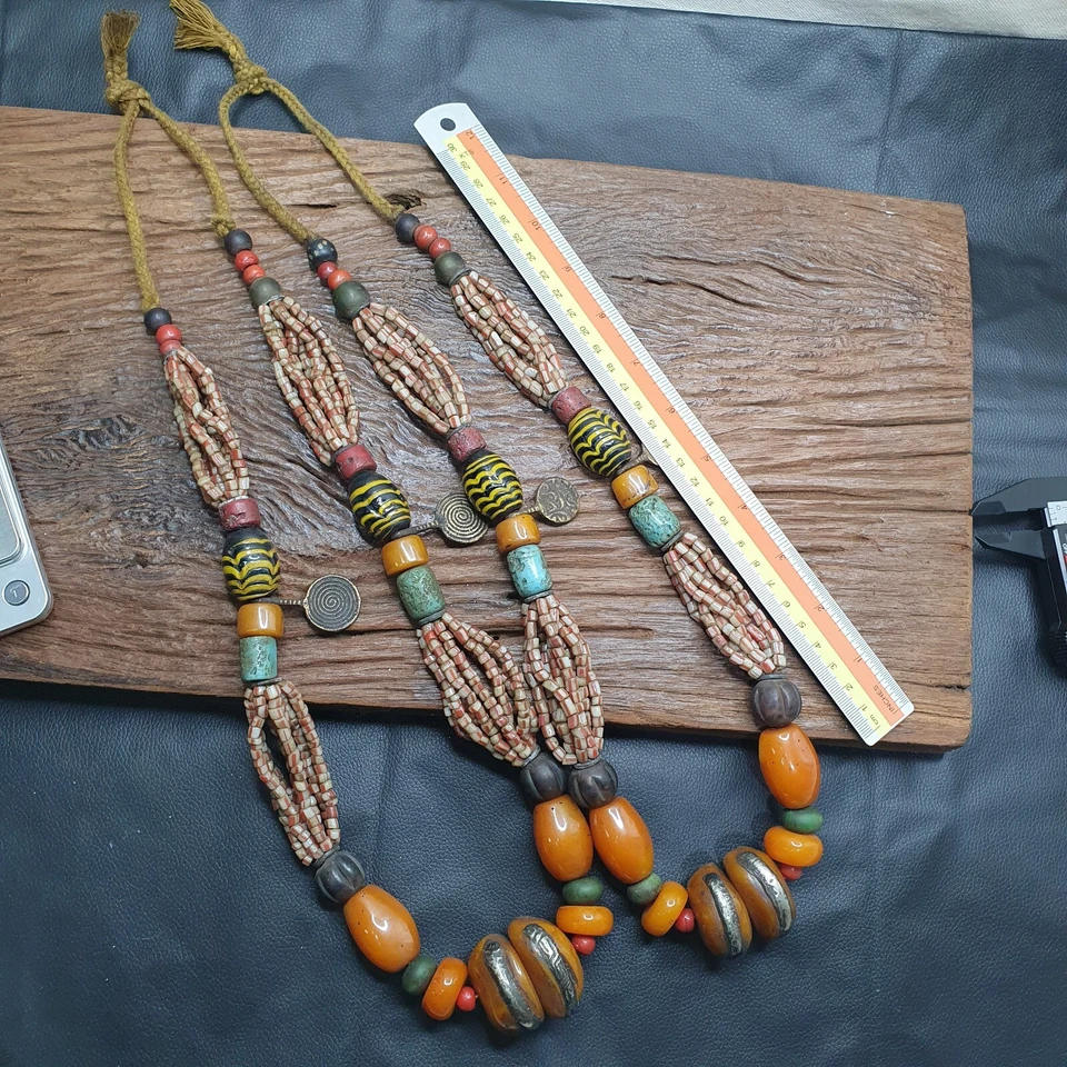 Collar vintage único hecho a mano de resina ámbar y cuentas de vidrio 271 g Foto 4 de 4