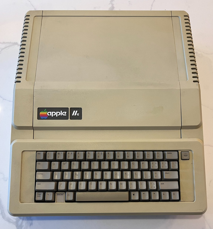 Rare Vintage CANADIAN French/English Apple IIE Ex condition - Tested and Working