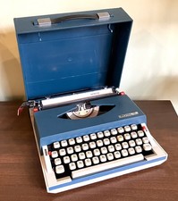 VINTAGE 1960’s. / 1970’s royal sprite manual typewriter blue white case works  thumbnail