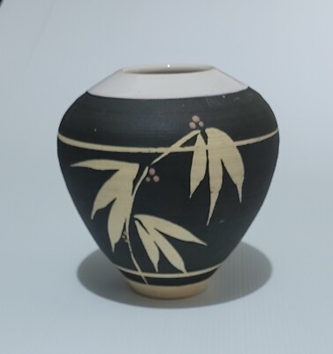 Bainbridge Island, Eumundi pottery vase/pot, signed