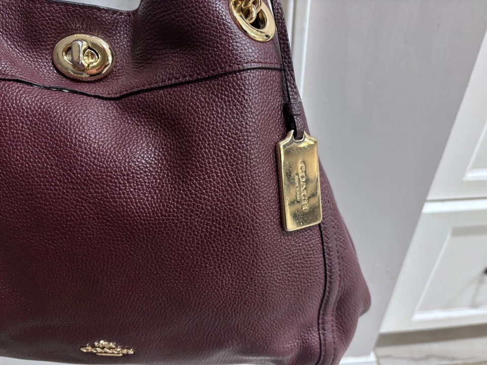 Bolso de hombro Coach Edie de cuero granulado púrpura con correa de cadena Turnlock Foto 2 de 4