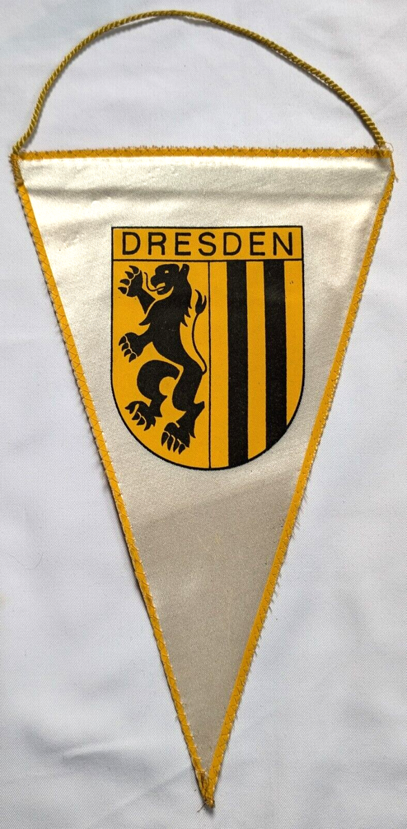 Torgau: Frisch vergoldetes Wappen über dem Tor von Schloss