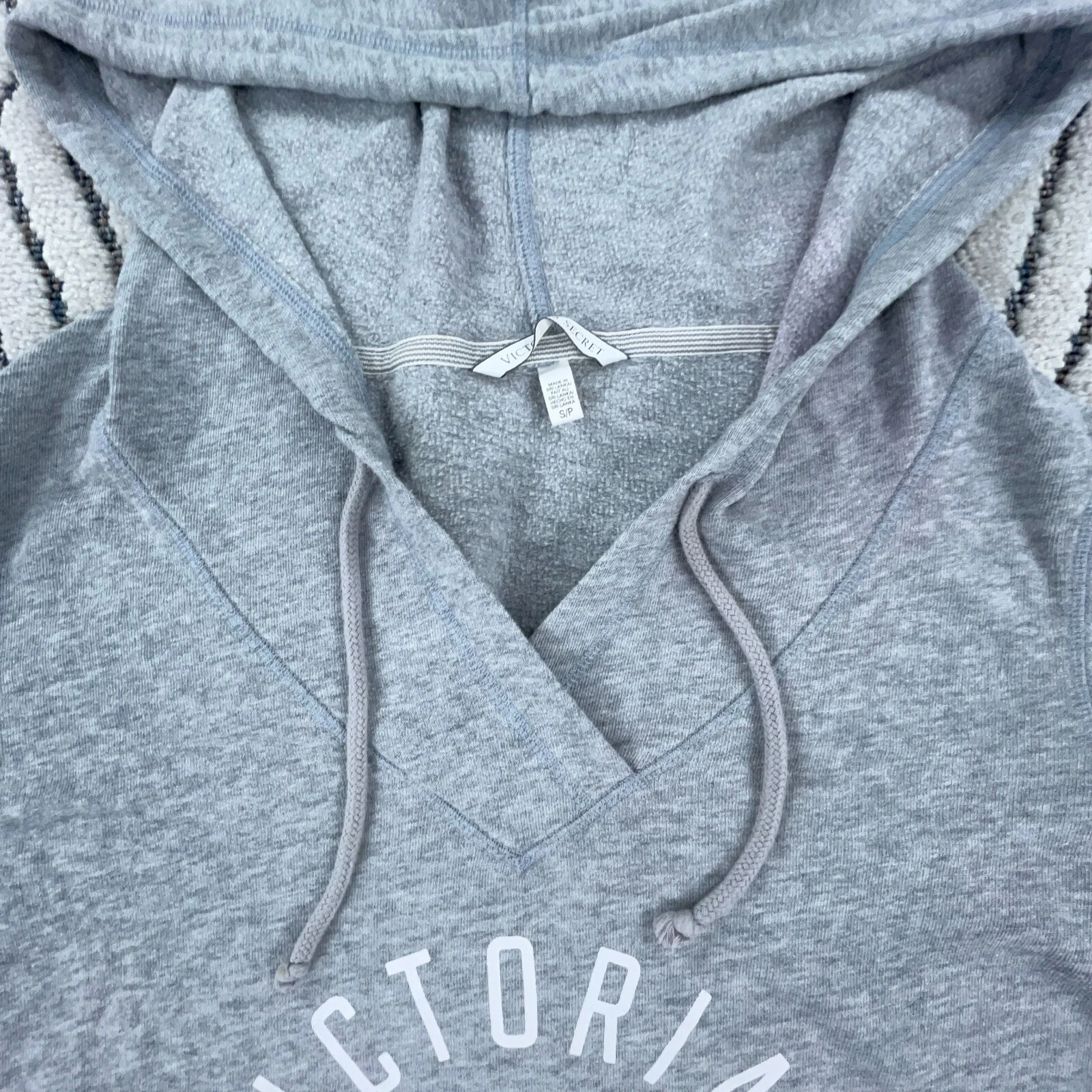 UNDERCOVER Felpa con cappuccio Victoria Secret donna piccola grigia bianca maglione Spell Out Wing*