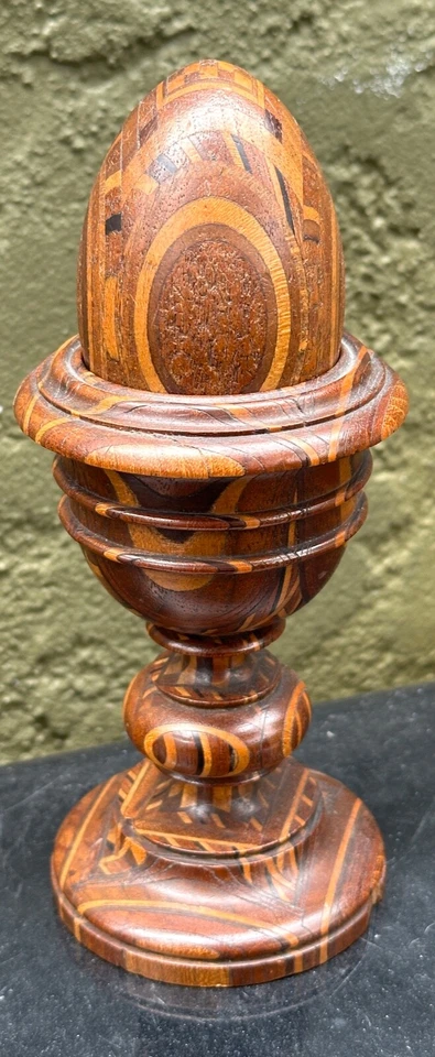 Antiguo juguete de árbol de madera torneada tallada del siglo XIX con incrustaciones esfera de huevo en soporte Foto 2 de 4