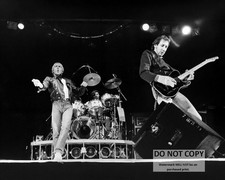 ROGER DALTREY AND PETE TOWNSHEND IN THE ROCK BAND "THE WHO" - 8X10 PHOTO (DD598)