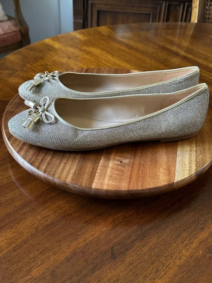 Planos de ballet Coach Benni metálicos de cuero dorado con arco y dijes dorados talla US 11 Foto 4 de 4