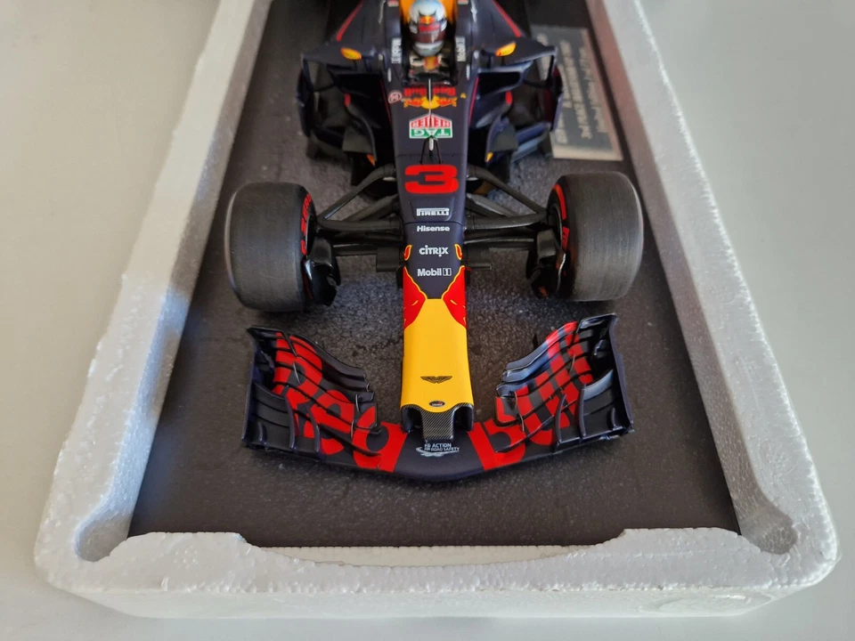 Minichamps 1/18 Red Bull Renault RB13 D. Ricciardo - Malaysia 2017 - 117171503 - Image 3 of 4