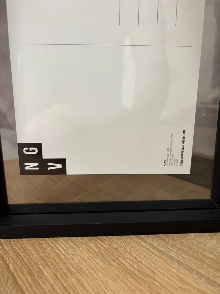 Tarjetas postales con fotos enmarcadas de Kaws Foto 3 de 4