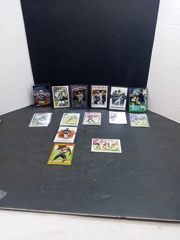 ❤️ Lot of 14 NFL football cards See Photos