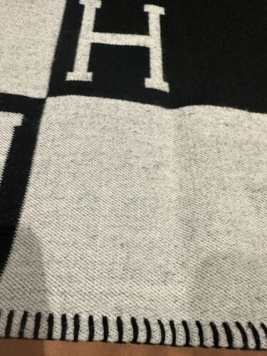 H HOME CASHMERE MONOGRAM BLANKET / THROW GIFT - Picture 4 of 8