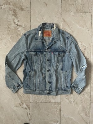 Levi s Denim Trucker Jacket Size Medium Blue Wash Distressed Never Worn