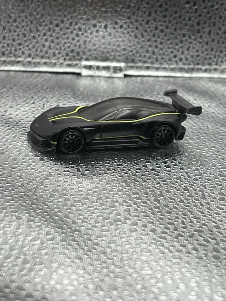Coche de carreras fundido a presión Hot Wheels Aston Martin Vulcan 2025 negro mate HW Motor Show Foto 2 de 2