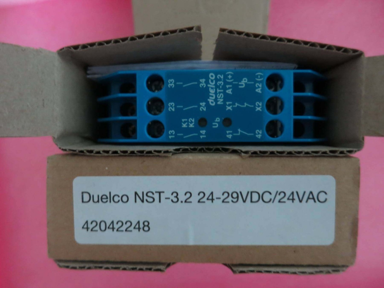 Brand new Duelco A/S NST-3.2 24VDC 24-29VDC/24VAC Safety relay 1pcs