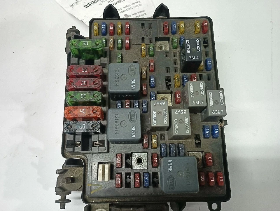 Коробка предохранителей двигателя от 1999 Chevy Silverado 1500 5,3 л 11392913 - Изображение 2 из 4