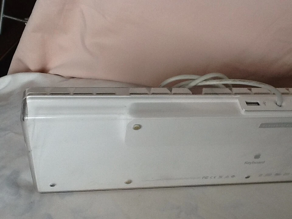 Genuine Apple USB Wired Keyboard Model No: A1048  - UK Layout -  Clear / White - Image 3 of 4