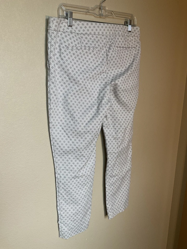 Женские повседневные брюки Adrienne Vittadini серые белые конические с геометрическим узором 8 - Изображение 2 из 3