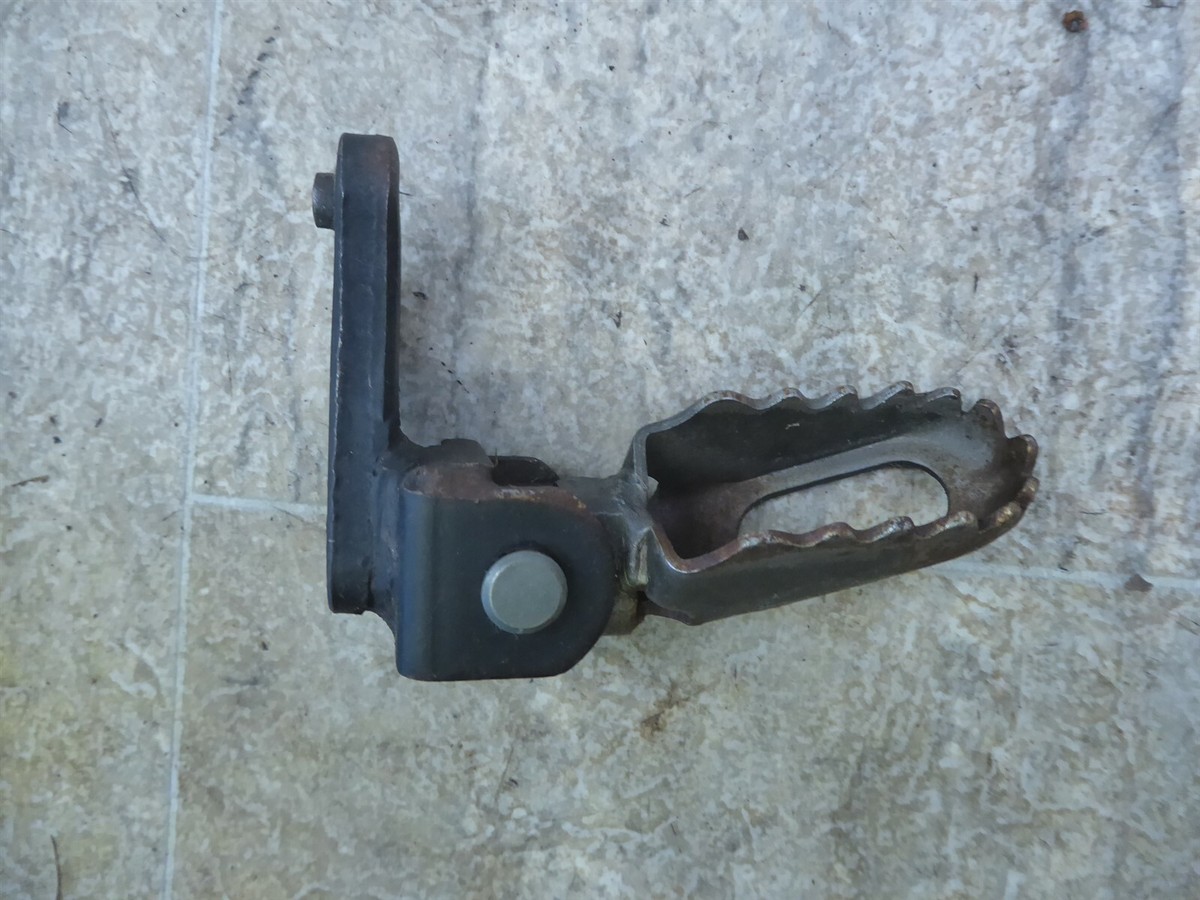1981 Yamaha XT200 Enduro Y556-1) left and right front foot